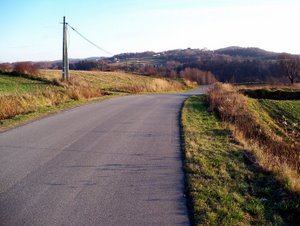 Widok na wzniesienia koło Kaplicy i Szkoły